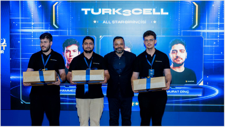 Muhammed Ekinci, Murat Dinç, and İbrahim Yılmaz receiving their awards after winning the Turkcell Code Night Türkiye final.