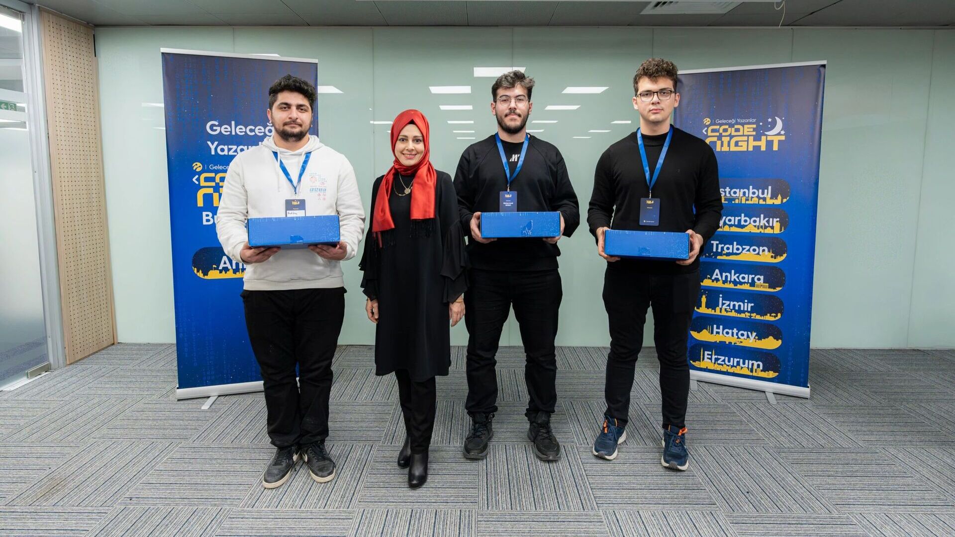 Turkcell Code Night Türkiye finalinde birinci olan Muhammed Ekinci, Murat Dinç ve İbrahim Yılmaz ödülleriyle birlikte.