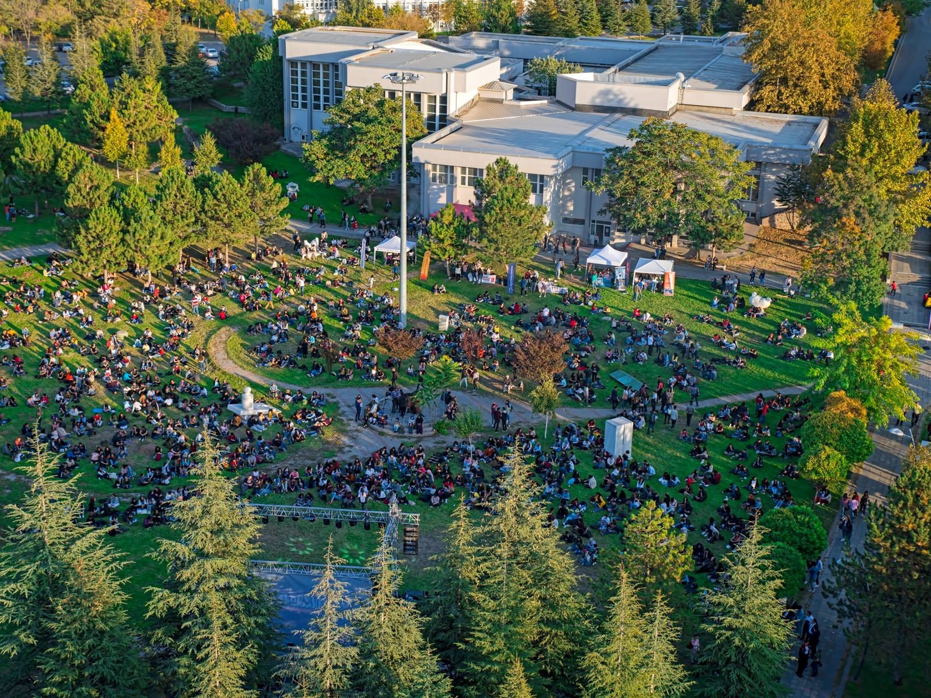 Hacettepe Beytepe Yerleşkesinde öğrencilerin bir araya geldiği geniş açık alan