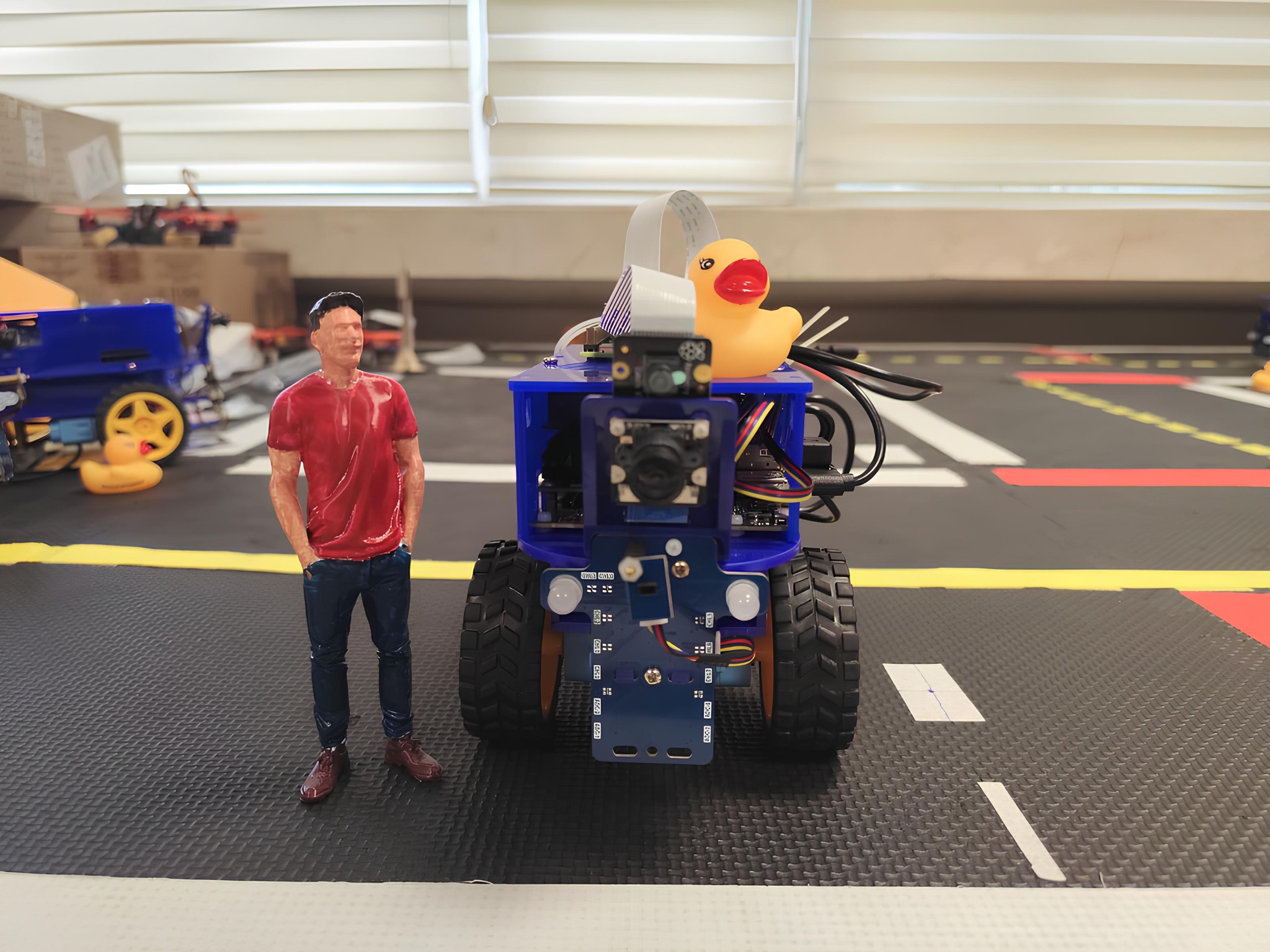 Masa üzerindeki küçük otonom robot platformu