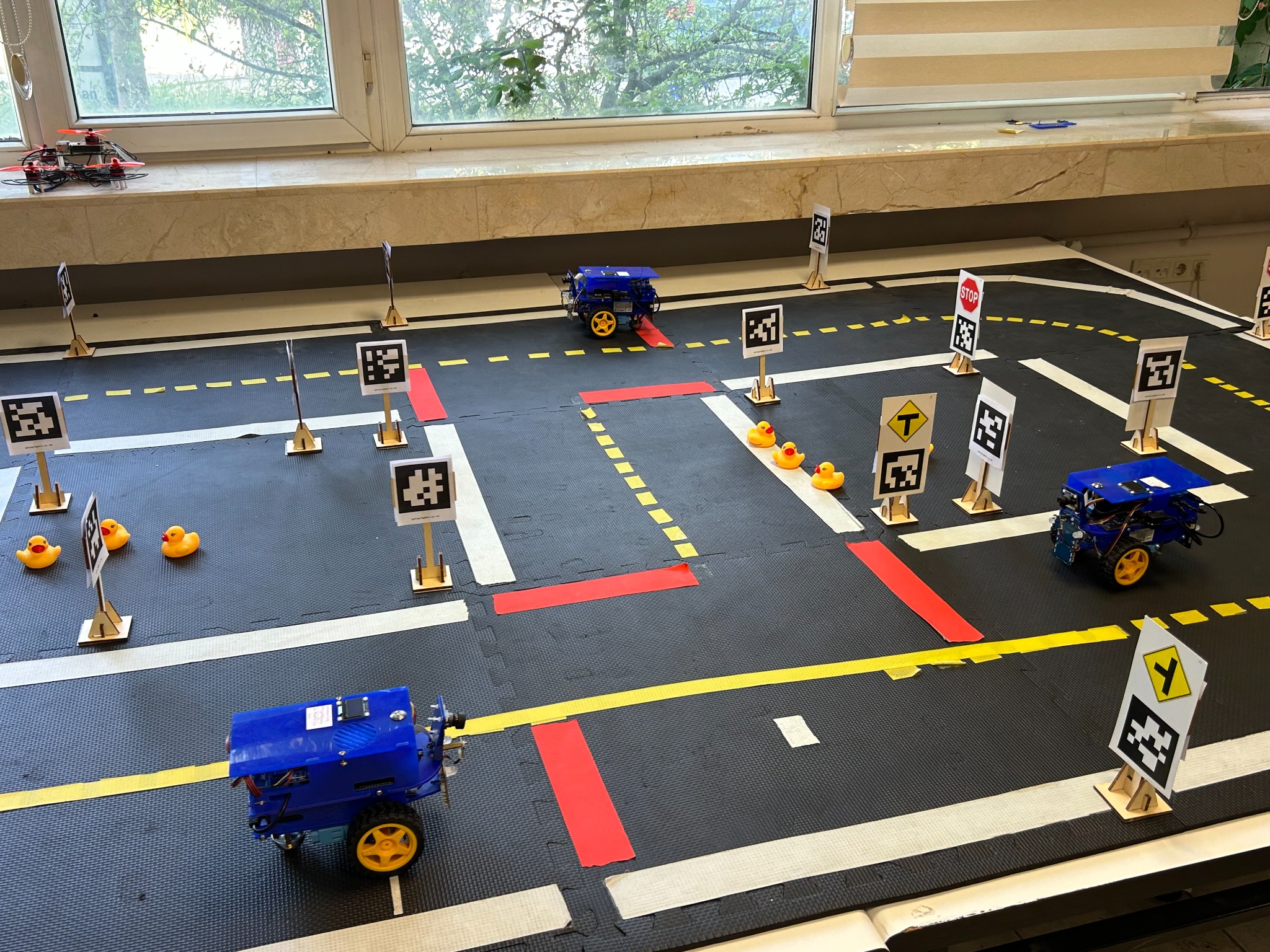 Robotik deney düzeneğinde otonom araçlar ve işaretlerle kurulan test pisti